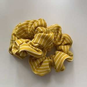 💛Bright yellow scrunchies💛